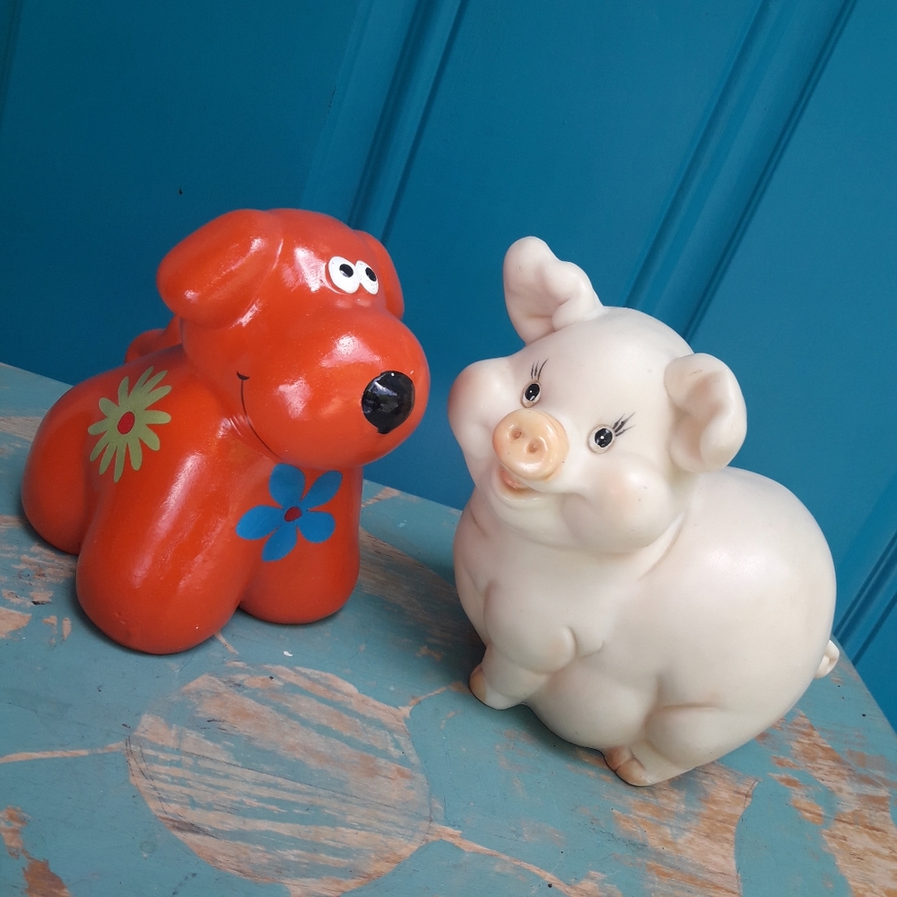 2 Vintage Piggy Banks Plastic Pig Flower Power Hippie Dog Rubber Stoppers Retro - Picture 4 of 10